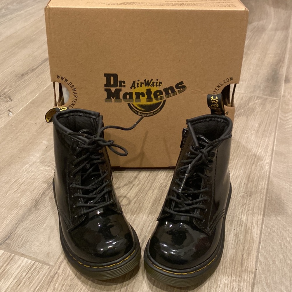 Dr Martens Black patent lamper boots